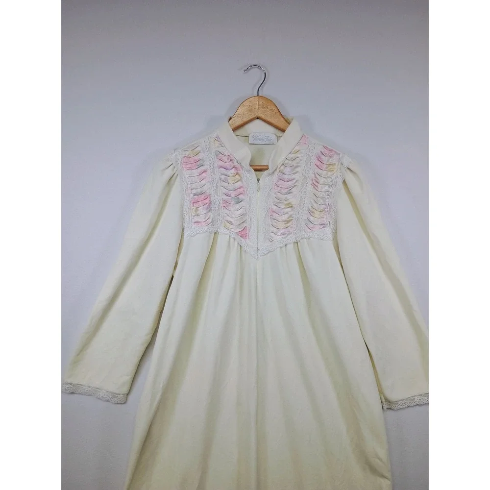 Vintage Grandmacore Vanity Fair Women M Cream Lace Floral Smocked Zip Front Robe